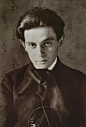 埃贡·席勒Egon Schiele En 1907, Egon Schiele se convirtió en una protegida de Gustav Klimt, líder del grupo de la Secesión de Viena de los artistas. El trabajo de Schiele le debe mucho a la elegancia decorativa de Klimt, sin embargo, Schiele destacó expresión