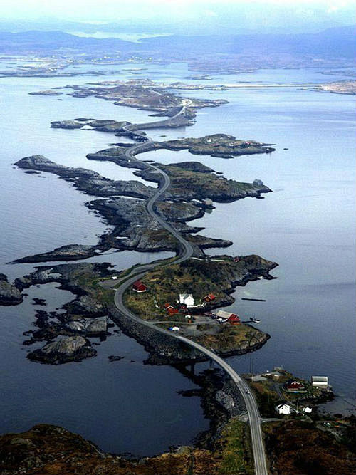【挪威大西洋公路】因独特的建筑特点，它被...