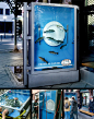 用真的水和鱼做成的环境媒体广告。德国的一家海鲜餐馆的广告，游鱼直接上餐盘，新鲜看得到