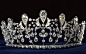 CHAUMET的这个名为波旁帕尔马的皇冠是1919年制造的，当时由Doudeauille公爵夫人所定制，作为送给自己的女儿Edwige与Sixte王子的新婚礼物，如今，这个皇冠已经见证了世间近200年的历史变迁。
