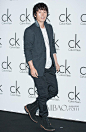 张赫身着灰色西装搭配黑色工装裤亮相CK (Calvin Klein) 首尔清潭洞店的开业1周年纪念活动