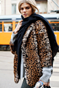 2012冬季米兰时尚街拍-----最时髦、最养眼的穿搭，在米兰，穿衣风格可以用“都会经典”来形容。她们注重优雅的同时也把实用作为前提。




女性养生健康-微信号：meinvyangsheng
每天关注一点点，做健康女性







































































女性养生健康-微信号：meinvyangsheng
每天关注一点点，做健康女性