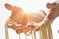 人,饮食,室内,45到49岁,面粉_140176020_Chef holding fresh pasta dough_创意图片_Getty Images China面条