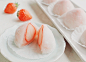 草莓大福是一种日式果子，可当茶余饭后的甜点。外层是糯米皮，里面的馅料是草莓。草莓大福是一种日式果子，可当茶余饭后的甜点。外层是糯米皮，里面的馅料是草莓。#日本小吃# #甜点# #下午茶# #草莓# #吃货# #蛋糕# #美食# #料理# #晚餐#