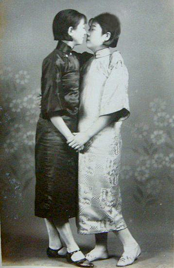 民国时期女子妩媚老照片：两名女子很“亲密...