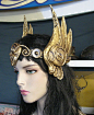 #绘画参考##头饰# Valkyrie headdress，Valkyrie （瓦尔基里），北欧神话中奥丁的十三位侍女的称呼，挑选亡灵的女性，战争女神。这种两边带有向后翘起的羽翼的头饰，最早应该是出现在17世纪的插画作品中。