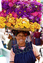 瓜地马拉卖鲜花的女人