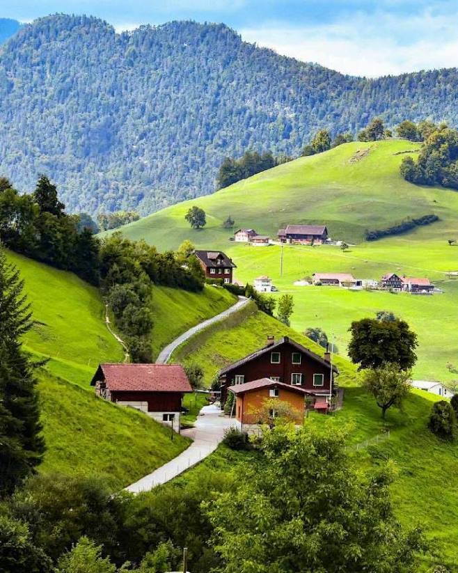 阿尔卑斯山下的春绿。 ​​​​