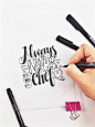 美国设计师Joy Kelley 手绘字体。多练，多看，多想，想下好创意马上记录下来。博客→O18+美国设计师JoyKelley手绘字体