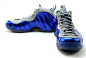NIKE AIR FOAMPOSITE ONE WOLF 灰蓝喷。该款球鞋以运动皇家蓝为主色调，搭配了灰狼色的鞋带以及皮质鞋面。是在奥兰多魔术队的主场色调的基础上推出的球鞋。