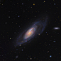 位于大熊星座附近被猎犬座群星环绕的这个星系M106是个宇宙岛。年轻的蓝色星团与红色的恒星育婴室，织成这个星系壮丽的漩涡臂。这个星系核心如此明亮可能是由掉进大质量核心黑洞的物质所造成的。By:Ken Crawford
