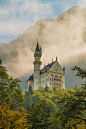 Schloss Neuschwanstein, Germany (by S.Rose Fotografie)。德国巴伐利亚新天鹅堡。座城堡是巴伐利亚国王路德维希二世建造，位在德国巴伐利亚省福森市，在德国东南与奥地利的边界上，城堡就蓋在隶属阿尔卑斯山山脈一个近一千公尺高的山顶上新天鹅堡的外型也激发了许多现代童話城堡的灵感。