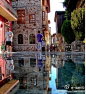 土耳其安塔利亚市（Antalya）的大街，在黑色石板地浇上水，很美。 #人文艺术# #童话#