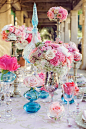 浪漫甜蜜的蓝色、粉色下午茶餐桌布置，餐具、器皿、花艺、餐桌摆设都非常有复古调-