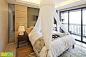 万科棠樾-双城水岸样板间之主卧室装修效果图 带纱帐的浪漫卧室设计