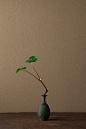 【 日本当红花艺大师川瀨敏郎(Kawase Toshiro)插花艺术】
-----是“自然野趣流”的代表人物，他喜欢用一些古老、质朴、布满历史痕迹的器皿当做花器，依据时节到山野里找最当令的花叶，融入花器中。