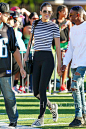 当地时间8月17日，“金小妹”肯达尔·詹娜 (Kendall Jenner) 身穿条纹衫现身洛杉矶夺旗橄榄球比赛现场。