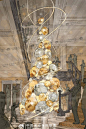 伦敦，Claridge\'s（凯莱奇）酒店圣诞树一直以来是圣诞佳节将至的象征。Burberry创意总监打造今年Claridge's酒店圣诞树
