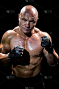 肌肉男与战斗姿态的肖像