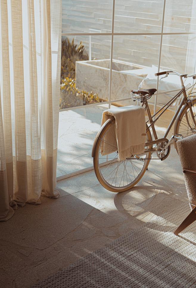 white bike near glas...