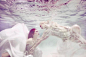 [摄影艺术:Beth Mitchell水下摄影 - 创意画报|创意生活,手工制..] 这是Beth Mitchell拍摄的一组水下时尚摄影作品。模特：阿米凯西和托尼·彼得森（via）