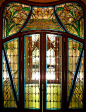 19世纪末Art nouveau（新艺术）风格彩色玻璃窗。这种彩色玻璃所有的颜色都是烧制出来的，绝非后处理加工上色，任何一个切面的颜色都与表面颜色相同，所以彩色玻璃做成的玻璃窗是永远不会褪色的。
