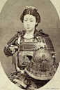 意大利摄影师 Felice Beato、奥地利摄影师 Baron Raimund von Stillfried 拍摄日本武士。这一系列旧照片源于江户后期至幕末时间，大多数都是由明治时代拍摄，这些照片很陈旧了，经过修复之后，仍能呈现出武士的历史
