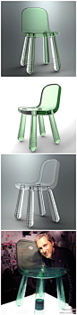 【最轻座椅-Sparkling chair】： 意大利家具品牌Magis无疑给人带来了很多惊喜！大师Marcel Wanders设计的Sparkling座椅利用制造普通矿泉水瓶子的吹塑工艺制成，外形犹如塑料水瓶。不到1kg的重量，使它成为目前最轻的座椅。支撑的力量并不是来自材料本身，而是源于内部空气的压强。