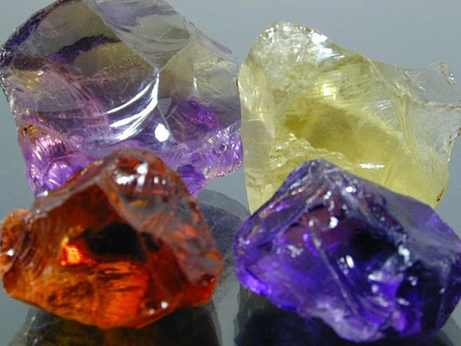 难得一见的宝石原石：水晶——后左：紫黄晶...