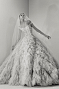 海报时尚网带你走进2017秋冬纽约婚纱周：艾莉·萨博 (Elie Saab)第二季定制婚纱系列，继续美出新高度！