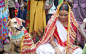 包办婚姻2014年8月30日，印度贾坎德邦，印度18岁女子Mangli Munda与一只流浪狗举行婚礼，作为一种部落仪式旨在抵御厄运。Mangli被认为会给部落带来厄运，于是乡村元老紧急举办这场婚礼，Mangli的父亲竟然同意并找了一只流浪狗配自己的女儿。