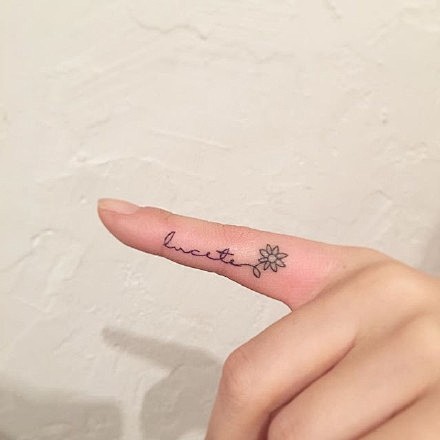 手指上的小纹身
