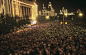 1983年，中国上海市，夜晚灯光下拥挤的人们，和现在“十一黄金周”的拥挤程度，可以比一比了。