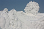 本届雪博会主题雕塑乐途旅游网12月28日讯中国·哈尔滨·太阳岛第二十三届国际雪雕艺术博览会于28日下午在太阳岛雪博会巨型主塑《歌声在这里响起》前炫彩启幕，本