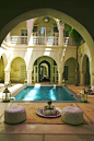 酒店庭院（摩洛哥）中庭带小池子真是地中海沿岸的花园风格，从古埃及就开始起源了罗马又推广了一波，到现在美式豪宅也是带泳池