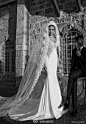 Galia Lahav 2015春夏婚纱系列，采用黑白色调的表现手法，简单的剪裁轮廓，嵌入珍珠、薄纱、蕾丝等元素，华美感与奢侈感完美展现。