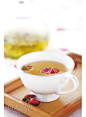 [玫瑰绿茶]来自贝太厨房网页版作者：贝太厨房材料：干燥玫瑰花苞:6朵 绿茶包:1包特色：步骤：将干燥玫瑰花苞及绿茶包放入杯中，冲入沸水焖约10分钟饮用即可。