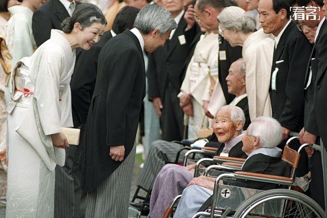 据悉，日本皇室每年都要举办多场花园派对，...