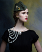      Masterpeace是来自俄罗斯的时尚珠宝和发饰品牌，由莫斯科时尚达人Evgeniya Linovich在2004年创办，品牌2014秋冬系列以俄国文学巨匠托尔斯泰的小说《战争与和平》为创作灵感，上演了一场军装美人的古典魅惑。该系列包括耳饰、项链、丝带、肩带、肩章和胸针等单品，主要的标志有象征和平的鸽子和象征胜利的橄榄枝。另外品牌14秋冬系列的另一主题是“爱”。“best friend”、“mom”、“hope”、“faith”、“love”等词汇出现在饰品的设计上。