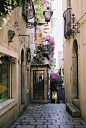 狭窄的街道，陶尔米纳，意大利 