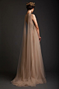 Krikor Jabotian 2014Krikor Jabotian 】设计师Krikor Jabotian第一份工作开始于Elie Saab，自然吸收了该品牌的一些特点，如今做起自己的品牌，集成了Elie Saab的奢华、优雅，并且极能体现女性的曲线与柔美。不过，她那个性大胆的刺绣、硬朗却又造型感十足的裙摆，完全不拘数，在年轻设计师上实数罕见。