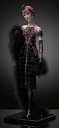 世界上最奢侈的手工娃娃，俄罗斯艺术家Alexandra Koukinova的高级手工娃娃。她们穿着时髦的装饰艺术时期风格的服饰，精美的刺绣图案和丰富的服装面料，非常复古，感觉就像老黑白电影里的女明星。