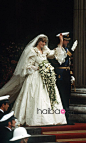【婚纱】戴安娜王妃婚纱美国展出，见证伊曼纽尔夫妇(David & Elizabeth Emanuel)在Princess Diana的“世纪婚礼”上惊艳全世界的设计！_海报时尚网