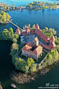 立陶宛特拉凯水上城堡。建于14世纪，粉红色的砖石砌成，由一座吊桥通往内城堡。曾一度成为王室夏宫，后来用作监狱，19世纪在与莫斯科大公国的战争中被毁，1946年开始立陶宛和波兰联合修复。(683×1024)