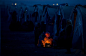 2014年11月10日，土耳其和叙利亚边境的 Suruc，一名来自 Kobani地区的叙利亚库尔德人老妇人难民在帐篷前靠近火堆取暖。