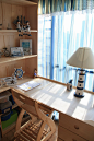 #书房#灯塔、相框、纸巾盒、娃娃摆件，还有蓝白相间的窗纱……浓烈的地中海风。