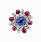 铂金胸针，镶嵌蓝宝石、红宝石与钻石，约创作时间约为1960年。