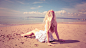 ID-927554-坐在沙滩上的金发美女高清大图
