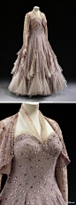 由英国设计师诺曼·哈特内尔（Norman Hartnell）于1948年设计的礼服，诺曼·哈特内尔是伊丽莎白女王和玛格丽特公主大婚的御用设计师。 ​​​​