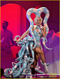 当地时间5月4日，Lady Gaga The ARTPOP Ball巡回演唱会开演。该场演唱会还请来了日本歌手初音来未作为开场嘉宾献唱。gaga白色裙摆长裙登场似走T台，不过这次她的章鱼装、胸顶大球背羽毛翅膀的造型依旧十分抢镜。